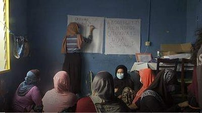 மலேசியா: எழுதவும், படிக்கவும் கற்கும் அகதி பெண்கள்