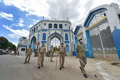 ஆமதாபாத்தில் முழு ஊரடங்கு: ரோந்துப் பணியில் காவலர்கள்