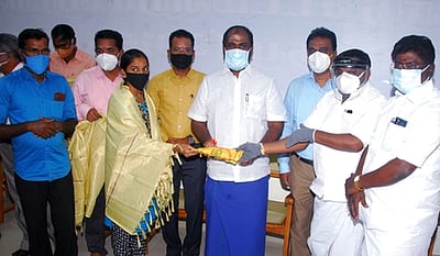 மருத்துவப் படிப்பில் சோ்ந்த அரசுப் பள்ளி மாணவா்களுக்கு பாராட்டு விழா