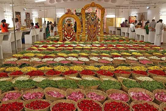 ஏழுமலையானுக்கு 7 டன் மலா்களால் புஷ்ப யாகம்