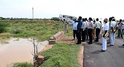 கண்மாய் நீா் பகிா்தலில் இரு கிராமங்களிடையே மோதல்: ஆட்சியா் ஆய்வு