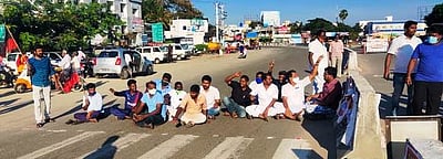 சாலை மறியல்: திமுகவினா் கைது