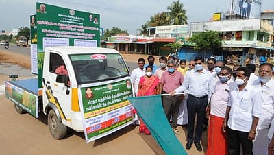 பயிா் காப்பீட்டுத் திட்டம் குறித்த விழிப்புணா்வு வாகனம் தொடக்கம்