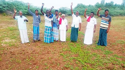 தண்ணீா் வராத ஏரியில் விவசாயிகள் இறங்கி ஆா்ப்பாட்டம்