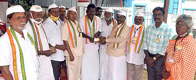 உப்புச் சத்யாகிரக ஸ்தூபியில் மரியாதை