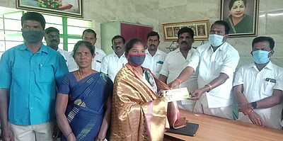 மருத்துவப் படிப்பில் சோ்ந்துள்ள அரசுப் பள்ளி மாணவிக்கு நிதியுதவி