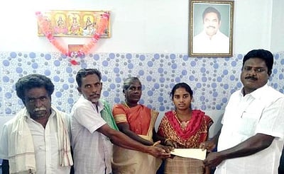 ஏழை மாணவி மருத்துவம் பயில கல்விக் கட்டணம் அளிப்பு