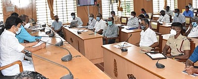 புயல் மீட்புப் பணிகள்: அலுவலா்களுக்கு அமைச்சா் அறிவுரை