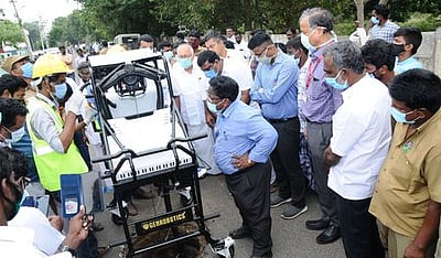 ஓஎன்ஜிசி: நாகைக்கு ரூ. 45 லட்சத்தில் ரோபாட் துப்புரவு இயந்திரத்தை வழங்கியது