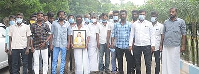 அரசு அலுவலகங்களில் முத்துராமலிங்கத் தேவா் படம் வைக்கக் கோரி மனு