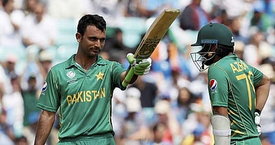 கரோனா அறிகுறிகள் தென்பட்டதால் பாகிஸ்தான் அணியிலிருந்து நீக்கப்பட்டுள்ள பிரபல பேட்ஸ்மேன்