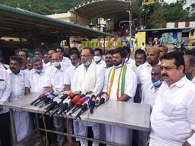 கட்சிக் கட்டுப்பாடுகளை அனைவரும் மதித்து நடக்க வேண்டும்: தினேஷ் குண்டுராவ்