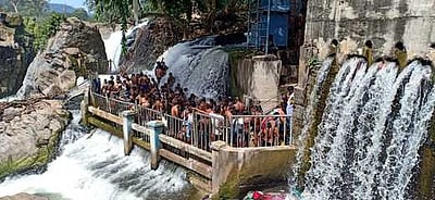 ஒகேனக்கல்லில் குவிந்த சுற்றுலாப் பயணிகள்