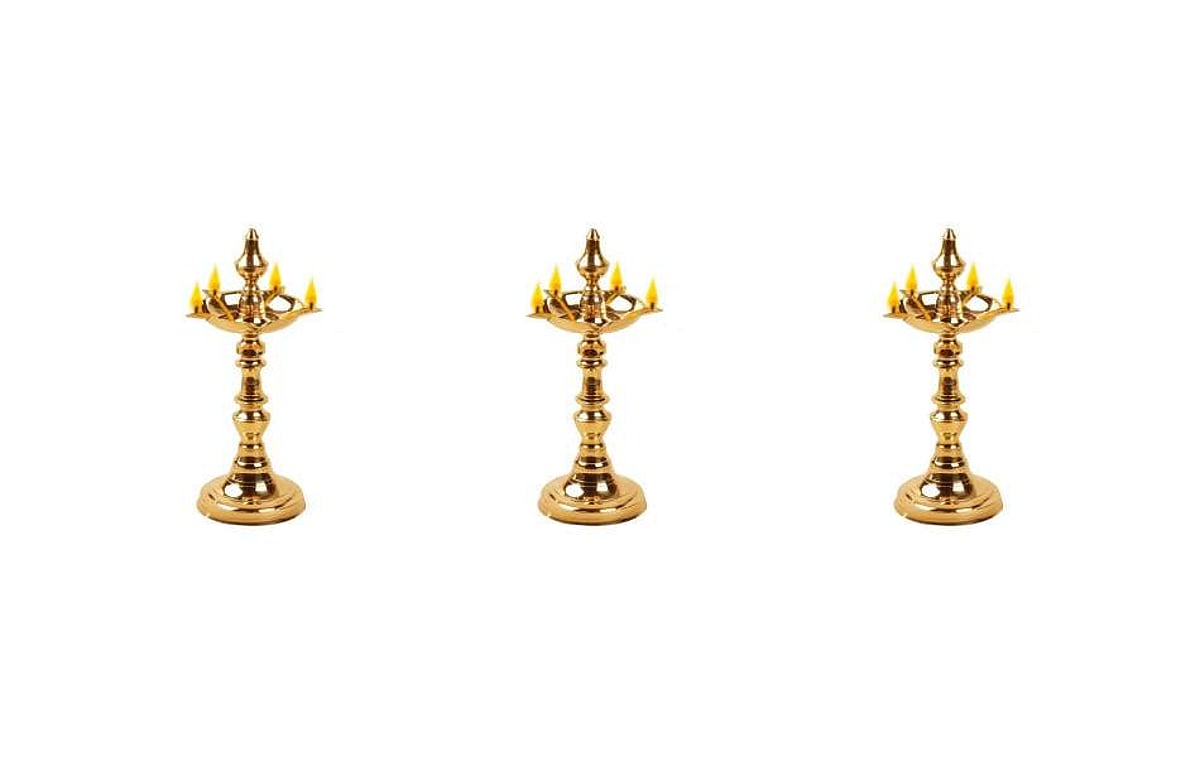 குத்துவிளக்கை தரையில் வைத்து ஏற்றலாமா?