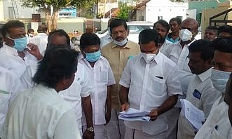 வாக்காளா் முகமை பாா்வையிட்ட முன்னாள் மக்களவை உறுப்பினா்