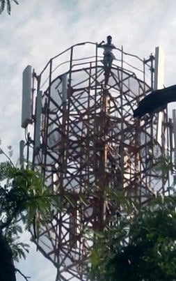 செல்லிடப்பேசி கோபுரத்தில் ஏறியவரால் பரபரப்பு