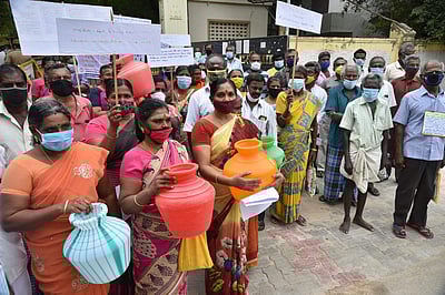 குடிநீர் தட்டுப்பாடு: நெல்லை ஆட்சியர் அலுவலகம் முற்றுகை