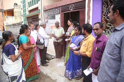 தெய்வீக தமிழக சங்கம் சாா்பில் விழிப்புணா்வு துண்டறிக்கை விநியோகம்