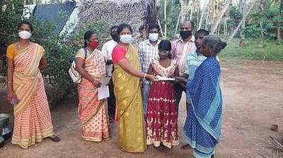 கண் பாா்வை பாதிக்கப்பட்ட மாணவிக்கு ஆட்சியா்  நிதியுதவி