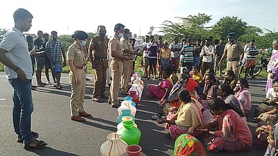 மாதப்பூரில் குடிநீர் கேட்டு கிராம மக்கள் சாலை மறியல் 