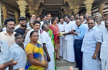 சுரண்டை அரசுப் பள்ளி மாணவிக்கு ஊக்கத்தொகை: எம்எல்ஏ வழங்கினாா்