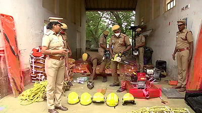 புயல் முன்னெச்சரிக்கை: தீயணைப்பு வீரா்கள் விடுப்பின்றி பணியாற்ற முடிவு