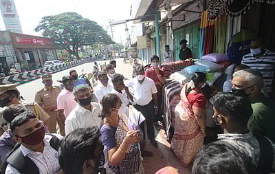 பழையக் கட்டடங்களில் செயல்பட்டு வந்த கடைகளுக்கு ‘சீல்’