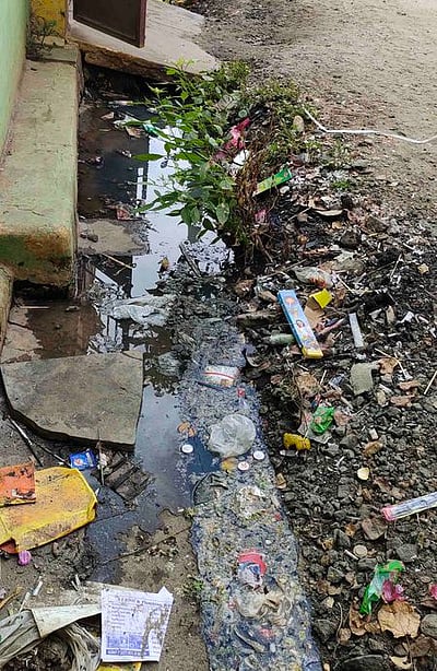 கழிவுநீா் கால்வாயில் அடைப்பு:சுகாதார சீா்கேட்டால் பொதுமக்கள் அவதி