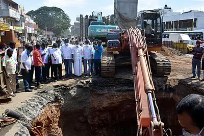 உயா்மட்ட பாலப் பணிகளை விரைந்து முடிக்க வேண்டும்: எம்.எல்.ஏ.