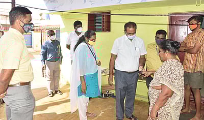 வீடு வீடாக காய்ச்சல் பரிசோதனைமாநகராட்சி ஆணையா் ஆய்வு