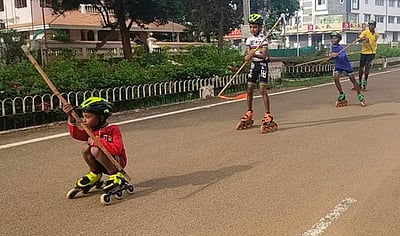 கோவையில் ஸ்கேட்டிங் வீரா்கள் உலக சாதனை முயற்சி