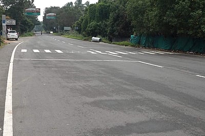 நிவர் புயல் எச்சரிக்கை:  வெறிச்சோடிய கிழக்குக் கடற்கரைச் சாலை