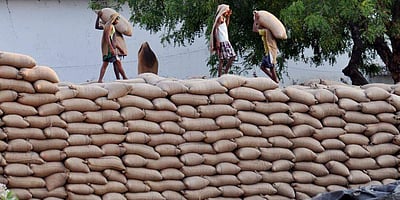 புயல் எச்சரிக்கை: நெல் மூட்டைகளை இடமாற்றம் செய்திட தொழிற்சங்கம் கோரிக்கை