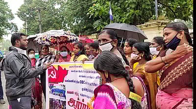 செங்கல்பட்டு: பணிநீக்கம் செய்யப்பட்ட ஊழியர்களை மீண்டும் பணியமர்த்தக் கோரி போராட்டம்