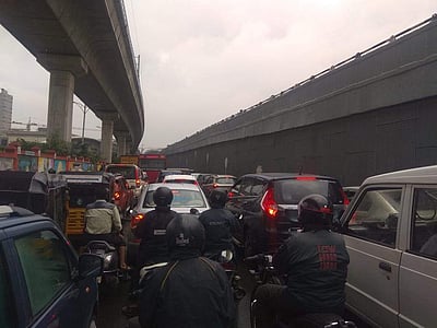 பலத்த மழை: சென்னையில் கடும் போக்குவரத்து நெரிசல்