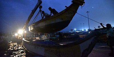 சென்னையில் புயல் பாதிப்பு குறித்து புகாரளிக்க உதவி எண்கள்