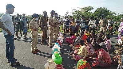 குடிநீா் கேட்டு பல்லடம் அருகே  பொதுமக்கள் சாலை மறியல்