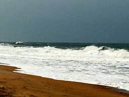 பழவேற்காடு கடலில் விழுந்த மீனவா் மாயம்