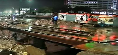 சென்னை சென்ட்ரல் ரயில் நிலையம் எதிரே ஏற்பட்ட திடீர் பள்ளத்தால் பரபரப்பு