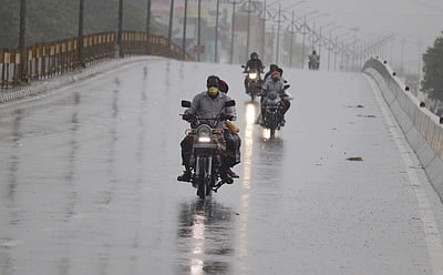 சாலைகளில் தேங்கிய மழைநீர்: வாகன ஓட்டிகளுக்கு காவல்துறை வேண்டுகோள்