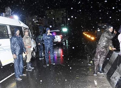 கடலூரில் சாலையில் விழுந்த மரங்களை உடனுக்குடன் அப்புறப்படுத்திய மீட்பு குழுவினர்