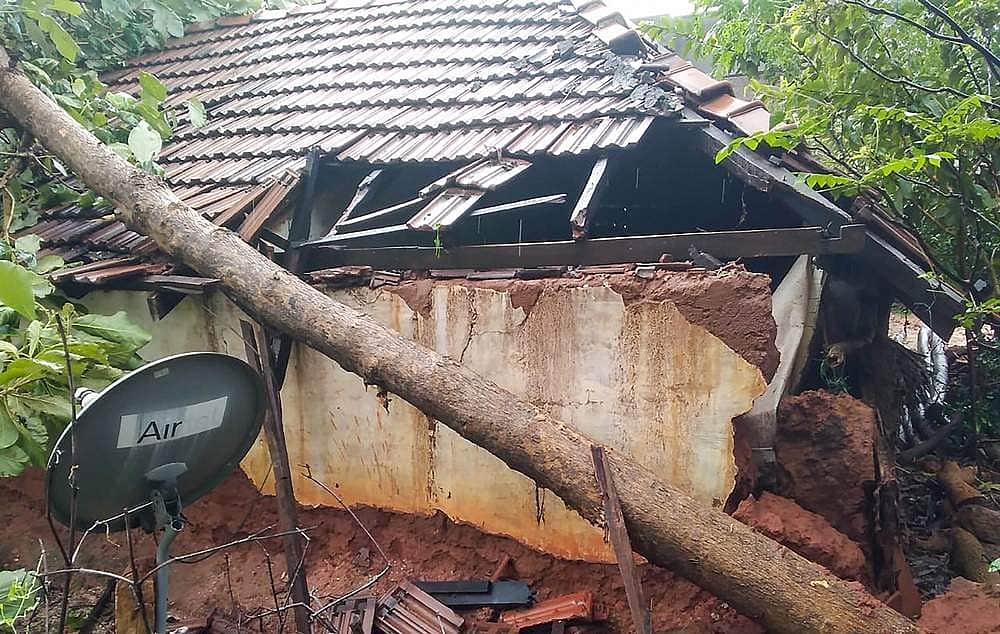 கரைகடந்து சென்ற அதிதீவிர நிவர் புயல்