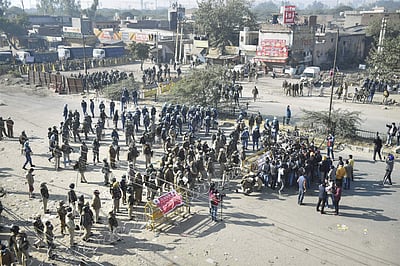 விவசாயிகளை சிறை வைக்க தில்லியிடம் மைதானங்களைக் கேட்கும் காவல்துறை