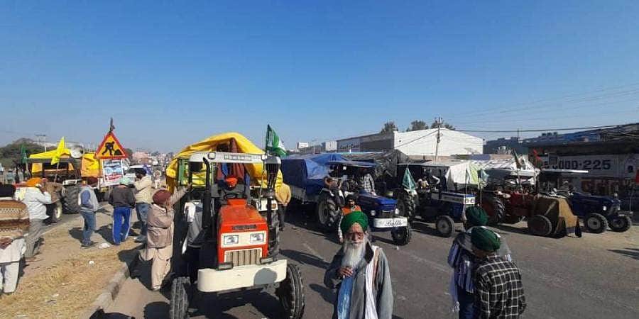 தில்லி நோக்கி வரும் விவசாயிகள் மீது கண்ணீர் புகைக்குண்டு வீச்சு