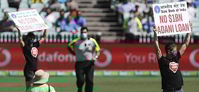 அதானிக்குக் கடன் தர வேண்டாம்: சிட்னி மைதானத்துக்குள் நுழைந்து எதிர்ப்பைத் தெரிவித்த போராட்டக்காரர்கள்