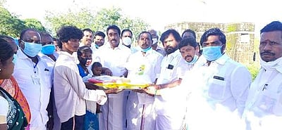 கனமழையால் பாதிக்கப்பட்ட 70 இருளர் குடும்பங்களுக்கு நிவாரணப் பொருள்கள் வழங்கல்