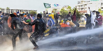 விவசாயிகள் மீது தண்ணீர் பீய்ச்சுவதை நிறுத்திய இளைஞர் மீது கொலை முயற்சி வழக்கு