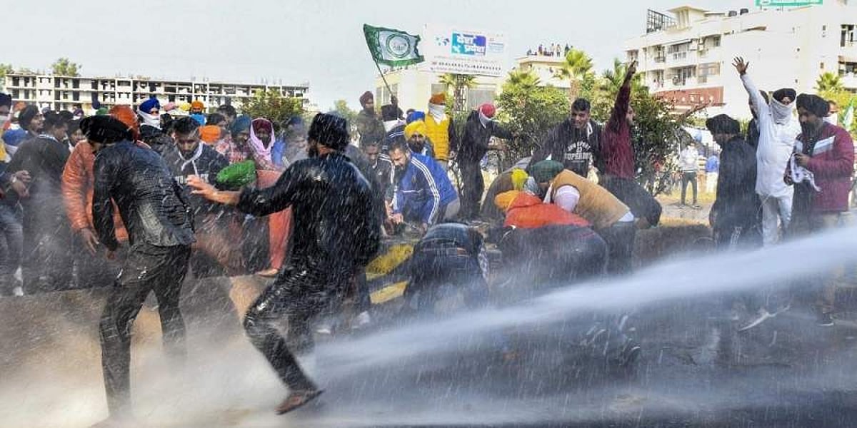 விவசாயிகள் மீது தண்ணீர் பீய்ச்சுவதை நிறுத்திய இளைஞர் மீது கொலை முயற்சி வழக்கு