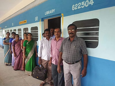 ரயிலைப் பார்க்காத குழந்தைகளுக்காக ரயிலாக மாறிய வகுப்பறைக் கட்டடம்!