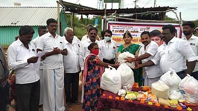 உதயநிதி ஸ்டாலின் பிறந்த நாள்: நரிக்குறவ மக்களுக்கு நல உதவி